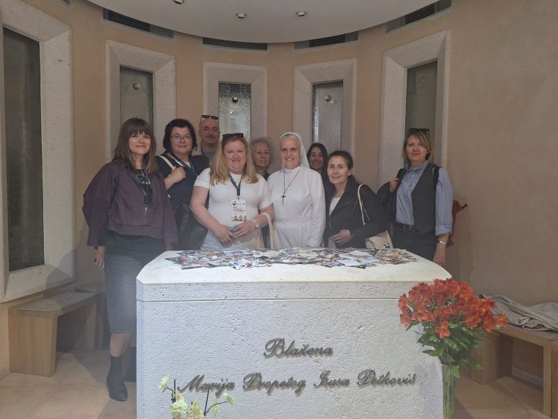 Sudionici okruglog stola o razvoju manjih sredina posjetili Svetište bl. Marije Propetoga u Blatu