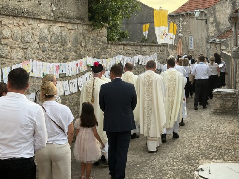 Molitvom, procesijom i euharistijskim slavljem zaključen deveti dan devetnice Molitvom, procesijom i euharistijskim slavljem zaključen deveti dan devetnice