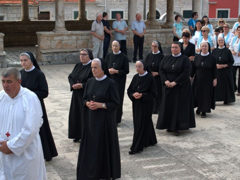 Molitvom, procesijom i euharistijskim slavljem zaključen deveti dan devetnice Molitvom, procesijom i euharistijskim slavljem zaključen deveti dan devetnice