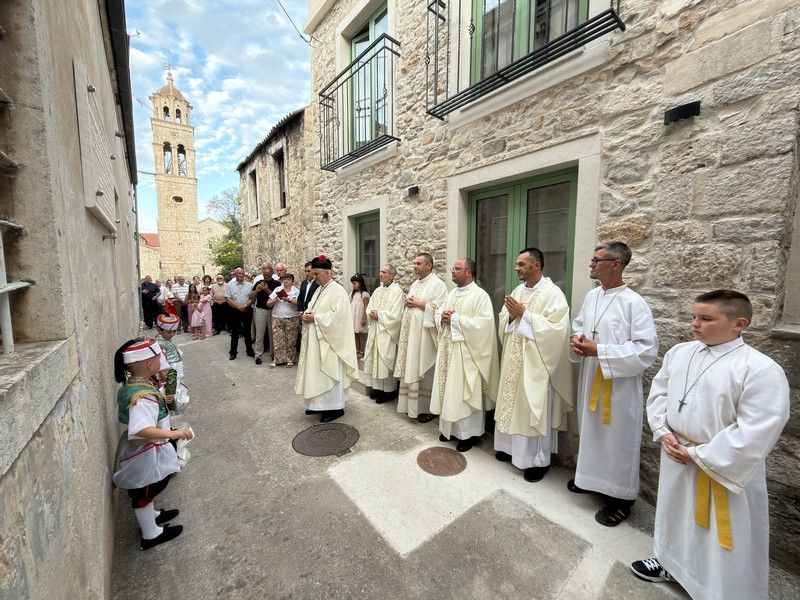 Molitvom, procesijom i euharistijskim slavljem zaključen deveti dan devetnice Molitvom, procesijom i euharistijskim slavljem zaključen deveti dan devetnice