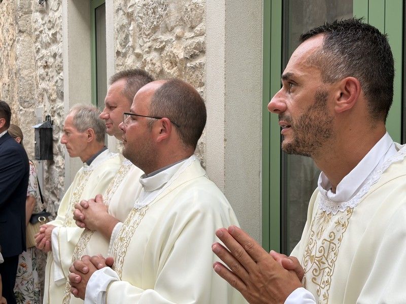 Molitvom, procesijom i euharistijskim slavljem zaključen deveti dan devetnice Molitvom, procesijom i euharistijskim slavljem zaključen deveti dan devetnice
