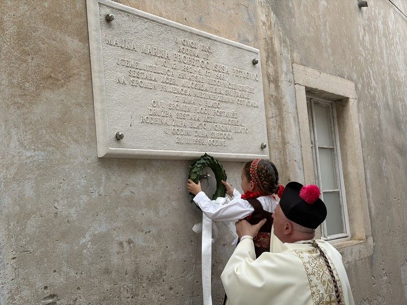 Molitvom, procesijom i euharistijskim slavljem zaključen deveti dan devetnice Molitvom, procesijom i euharistijskim slavljem zaključen deveti dan devetnice