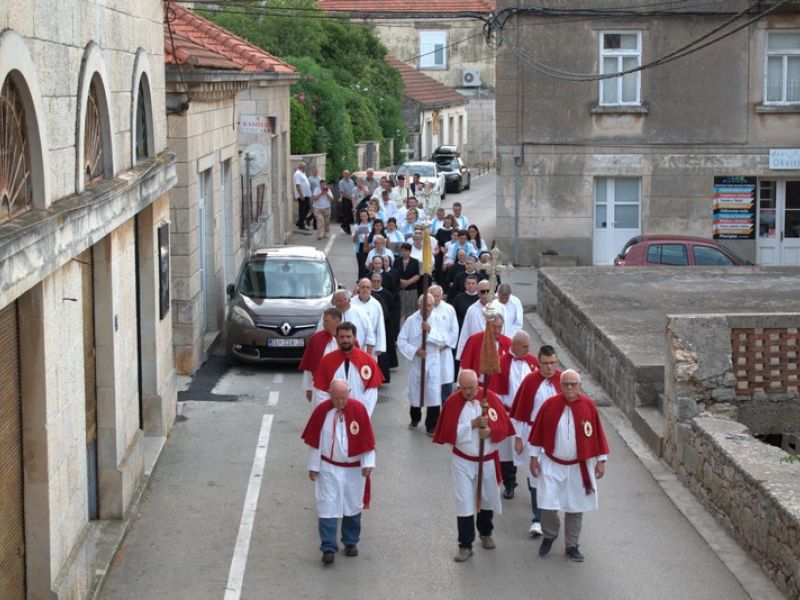 Molitvom, procesijom i euharistijskim slavljem zaključen deveti dan devetnice Molitvom, procesijom i euharistijskim slavljem zaključen deveti dan devetnice