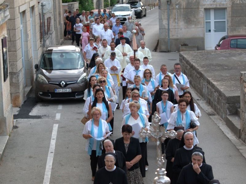 Molitvom, procesijom i euharistijskim slavljem zaključen deveti dan devetnice Molitvom, procesijom i euharistijskim slavljem zaključen deveti dan devetnice