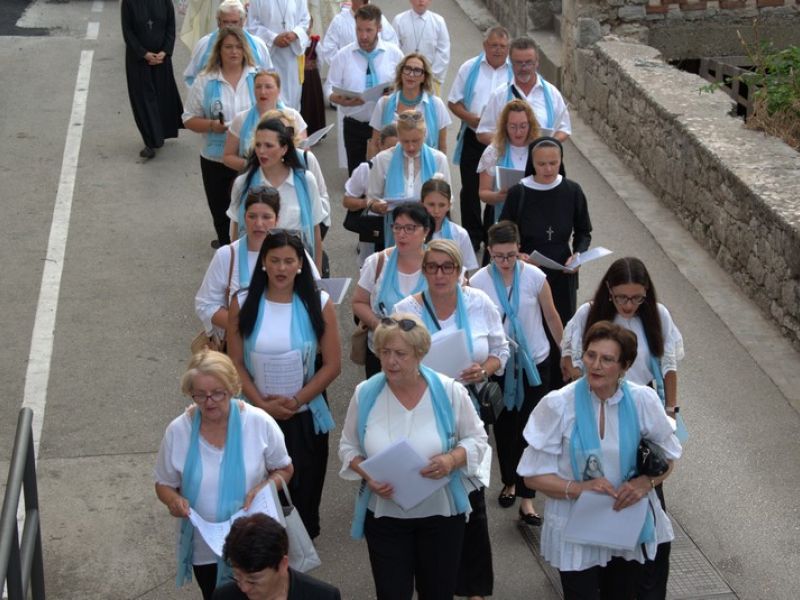 Molitvom, procesijom i euharistijskim slavljem zaključen deveti dan devetnice Molitvom, procesijom i euharistijskim slavljem zaključen deveti dan devetnice