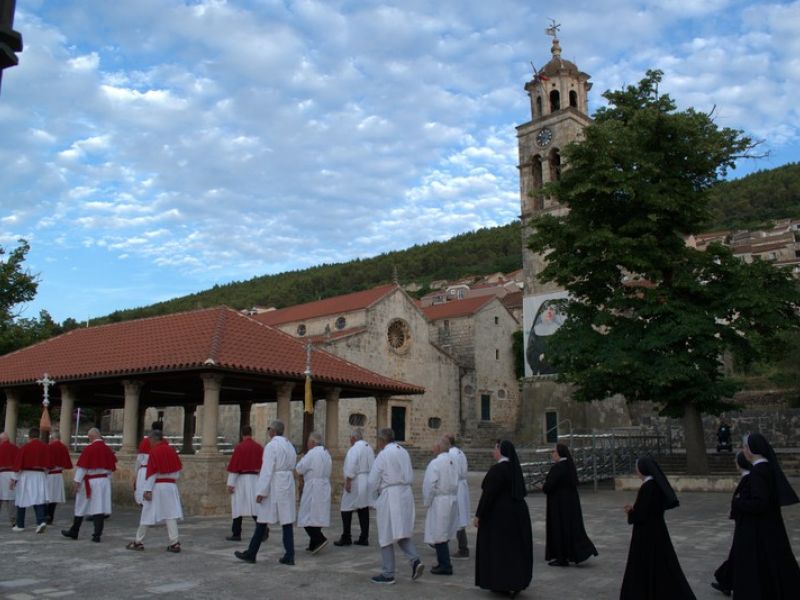 Molitvom, procesijom i euharistijskim slavljem zaključen deveti dan devetnice Molitvom, procesijom i euharistijskim slavljem zaključen deveti dan devetnice