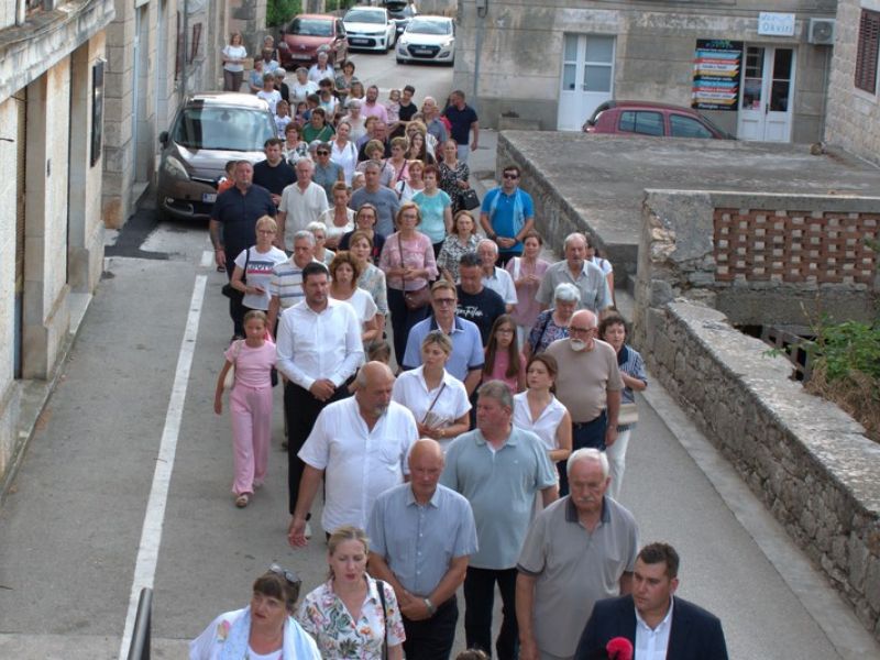 Molitvom, procesijom i euharistijskim slavljem zaključen deveti dan devetnice Molitvom, procesijom i euharistijskim slavljem zaključen deveti dan devetnice