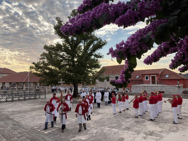 Molitvom, procesijom i euharistijskim slavljem zaključen deveti dan devetnice Molitvom, procesijom i euharistijskim slavljem zaključen deveti dan devetnice